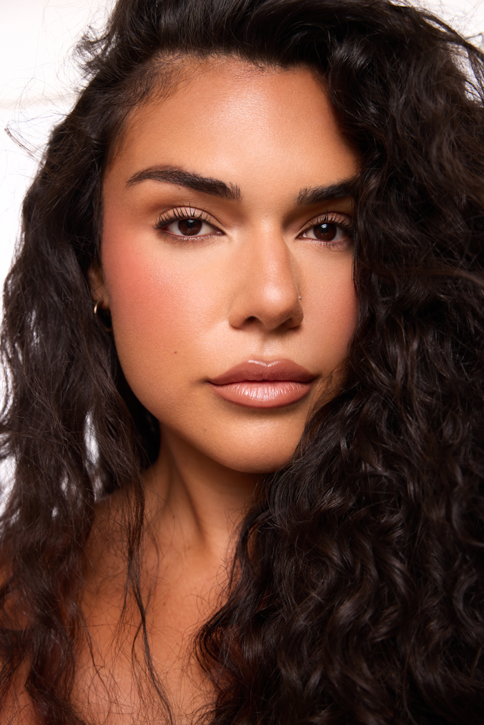 700